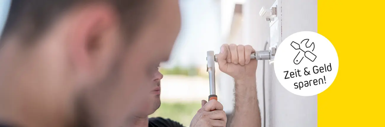 Person montiert etwas an einer Wand, Symbol für Werkzeuge und Text "Zeit & Geld sparen"