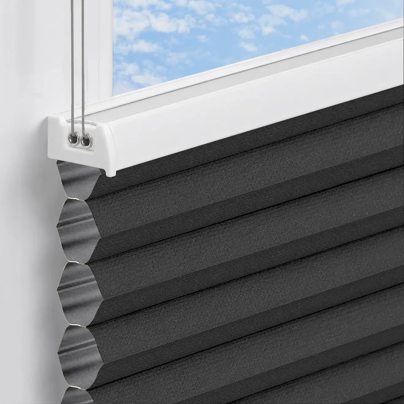 Detail eines Plissees mit Schnurführung und Stabilisierung am Fenster