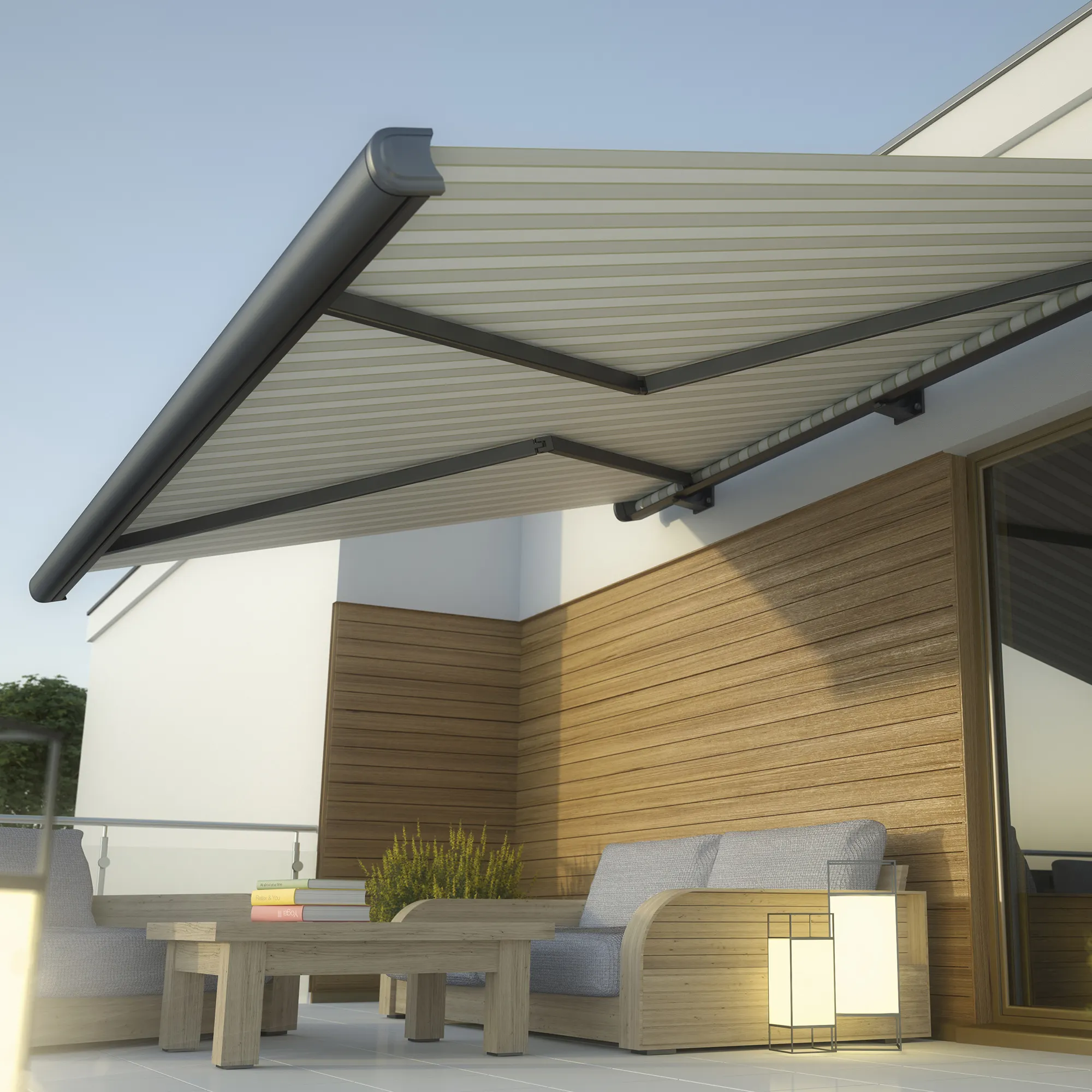 Terrazza con tenda a braccio estesa e mobili da esterno