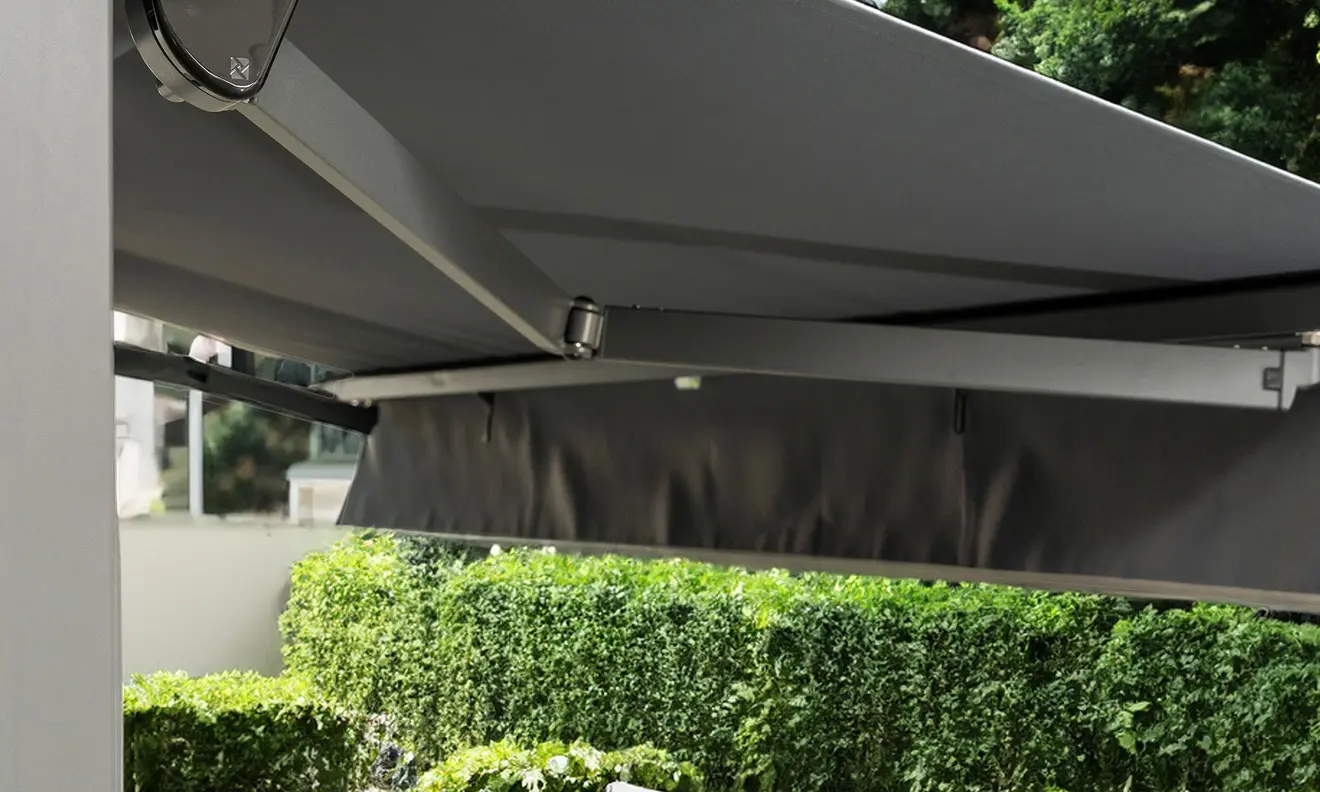 Markise für Pergola mit Lamellendach, montiert im Garten, bietet Sonnenschutz