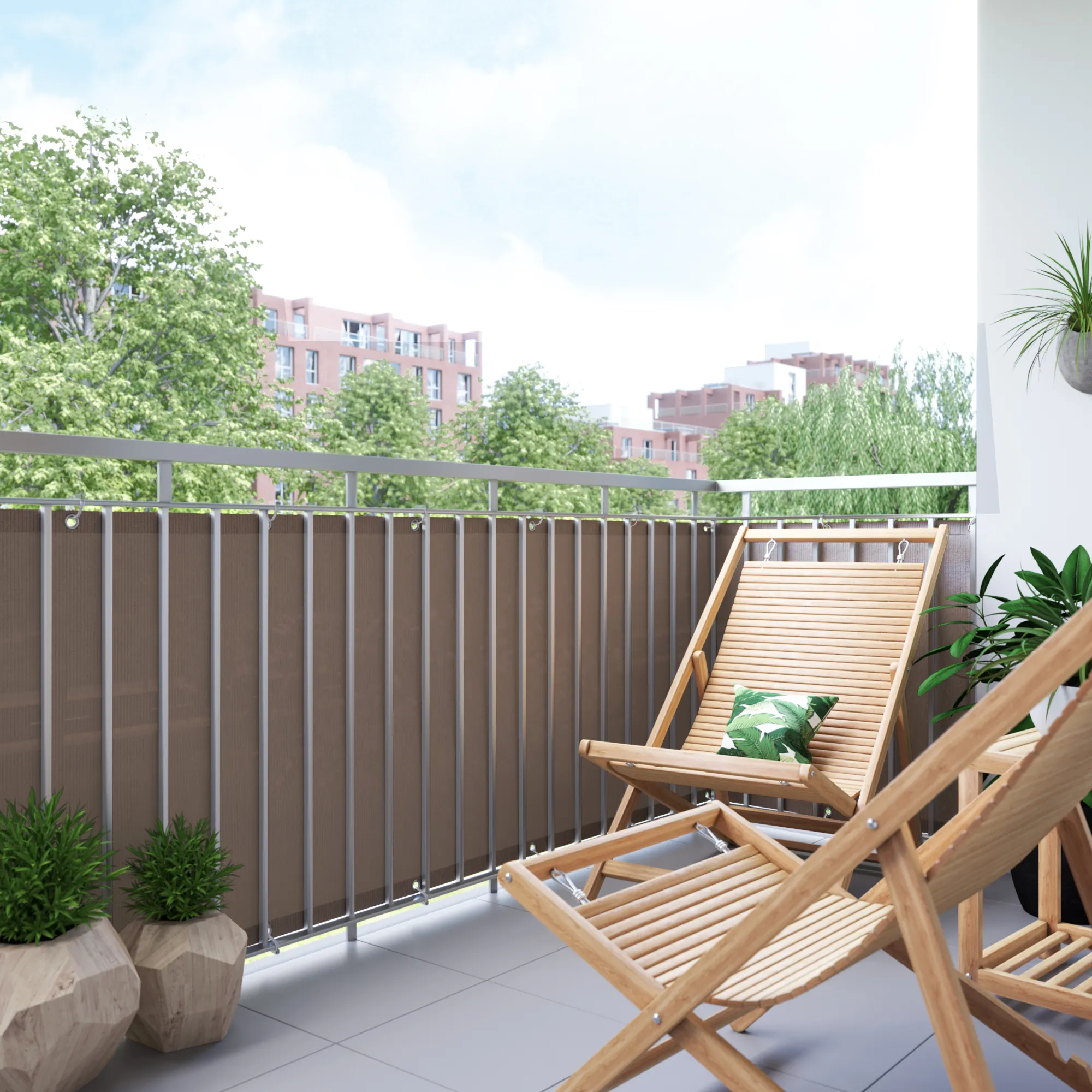 Balcone con rivestimento in materiale traspirante, circondato da piante e sedie