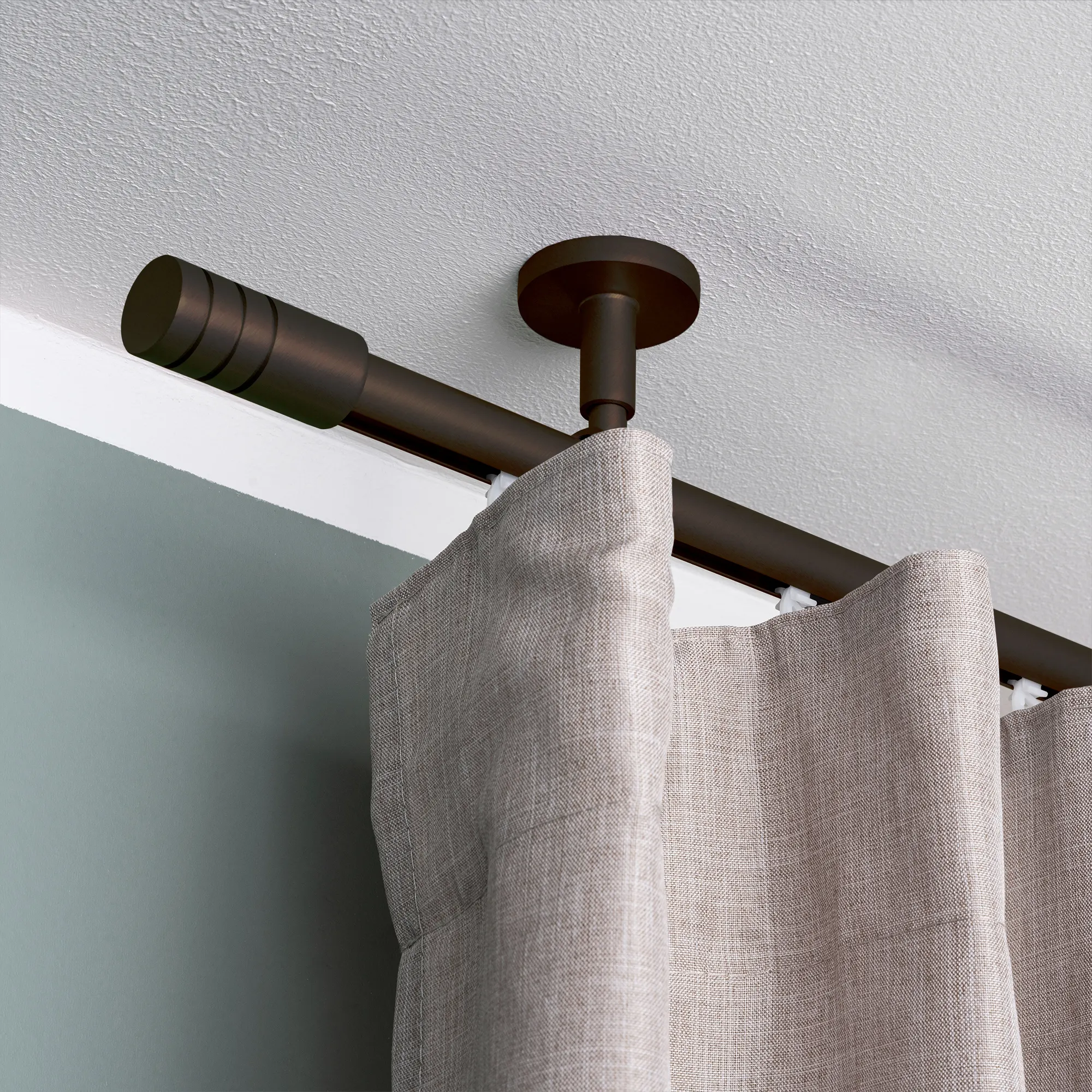 Estremità per bastone per tende con struttura a scanalature, montata al soffitto con tenda