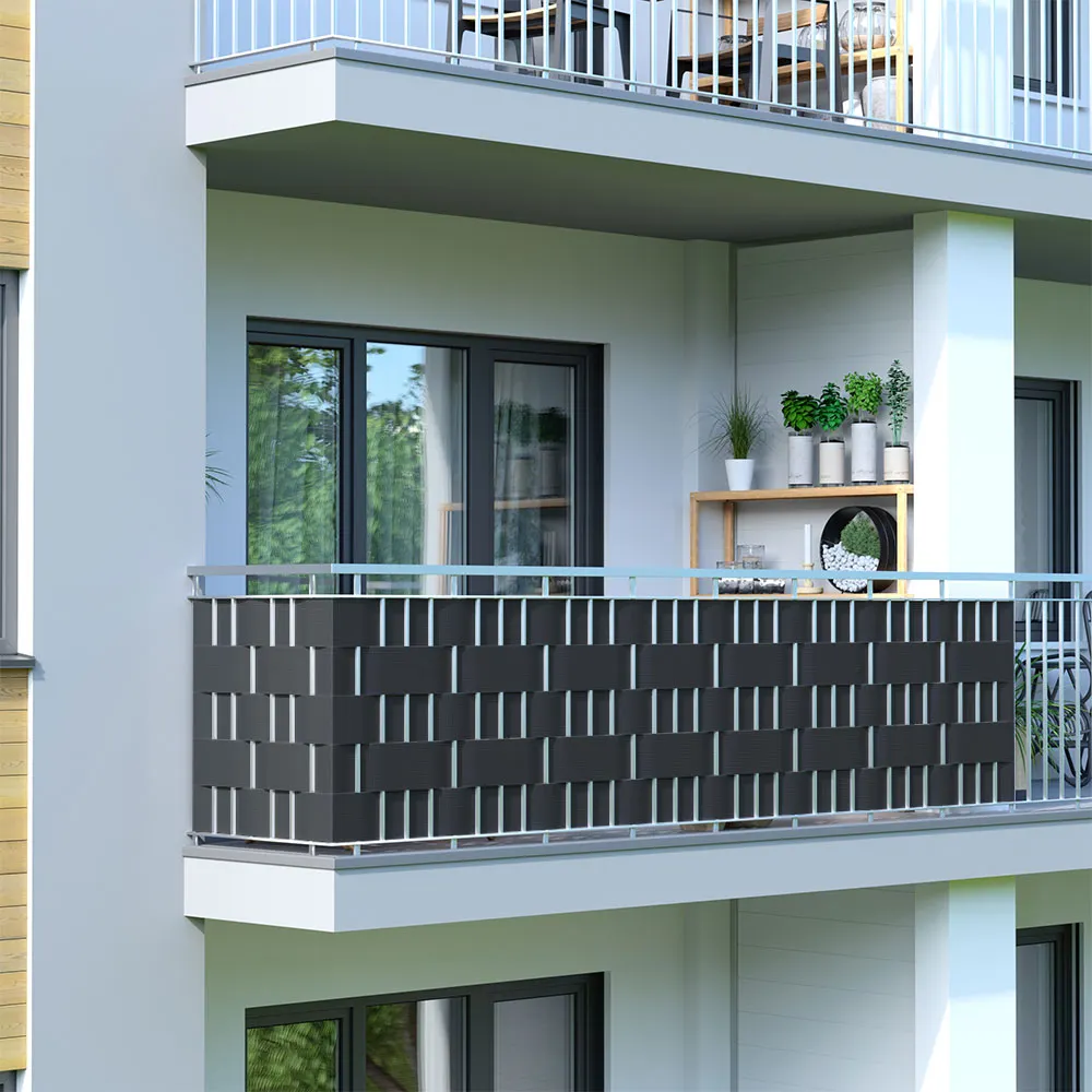 Balcone con parapetto decorativo e piante su uno scaffale sullo sfondo