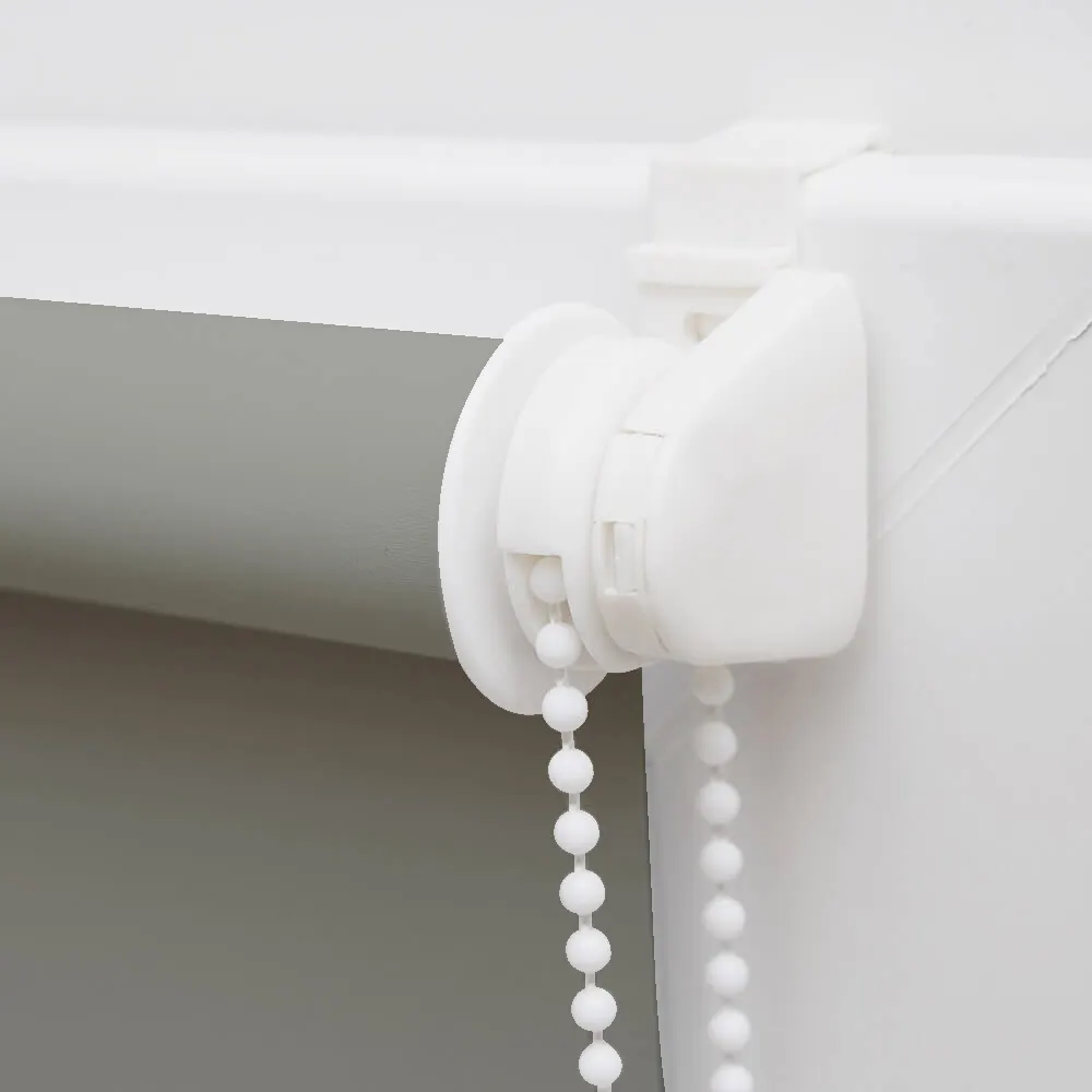 Tenda oscurante con meccanismo a catena per regolare la luce su un telaio di finestra