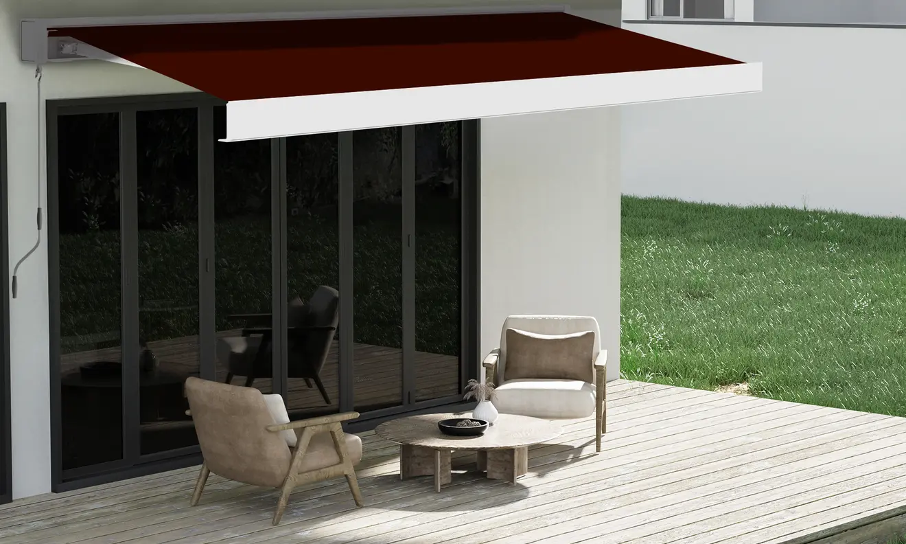 Kassettenmarkise Quadris LED über Terrasse mit Sitzmöbeln und Glastüren