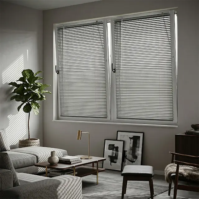 Wohnzimmer mit Lightless Prime Alu-Jalousie