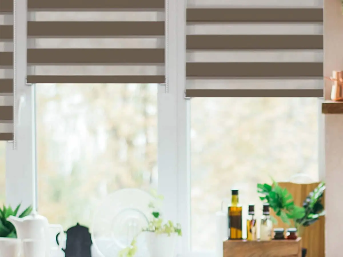 Doppelrollo an einem Fenster, ermöglicht Lichtregulierung durch verstellbare Streifen
