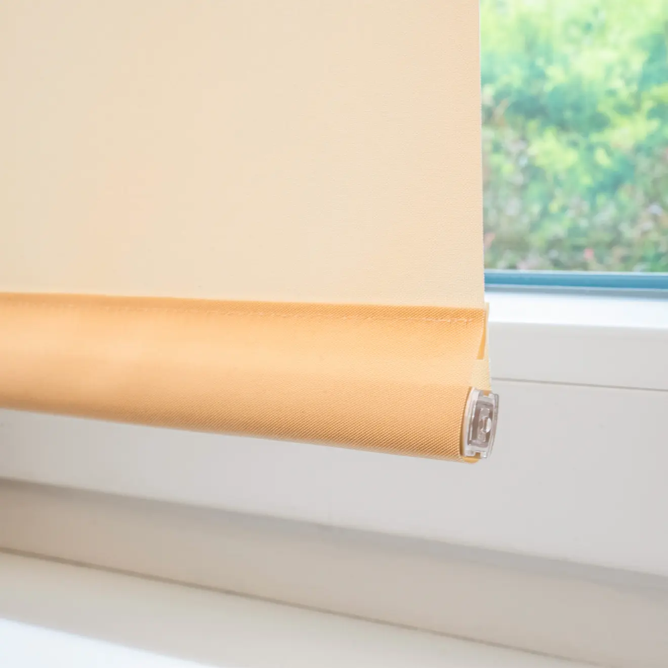 Nahaufnahme eines elektrischen Smart Rollos an einem Fenster, Detailansicht der Unterkante