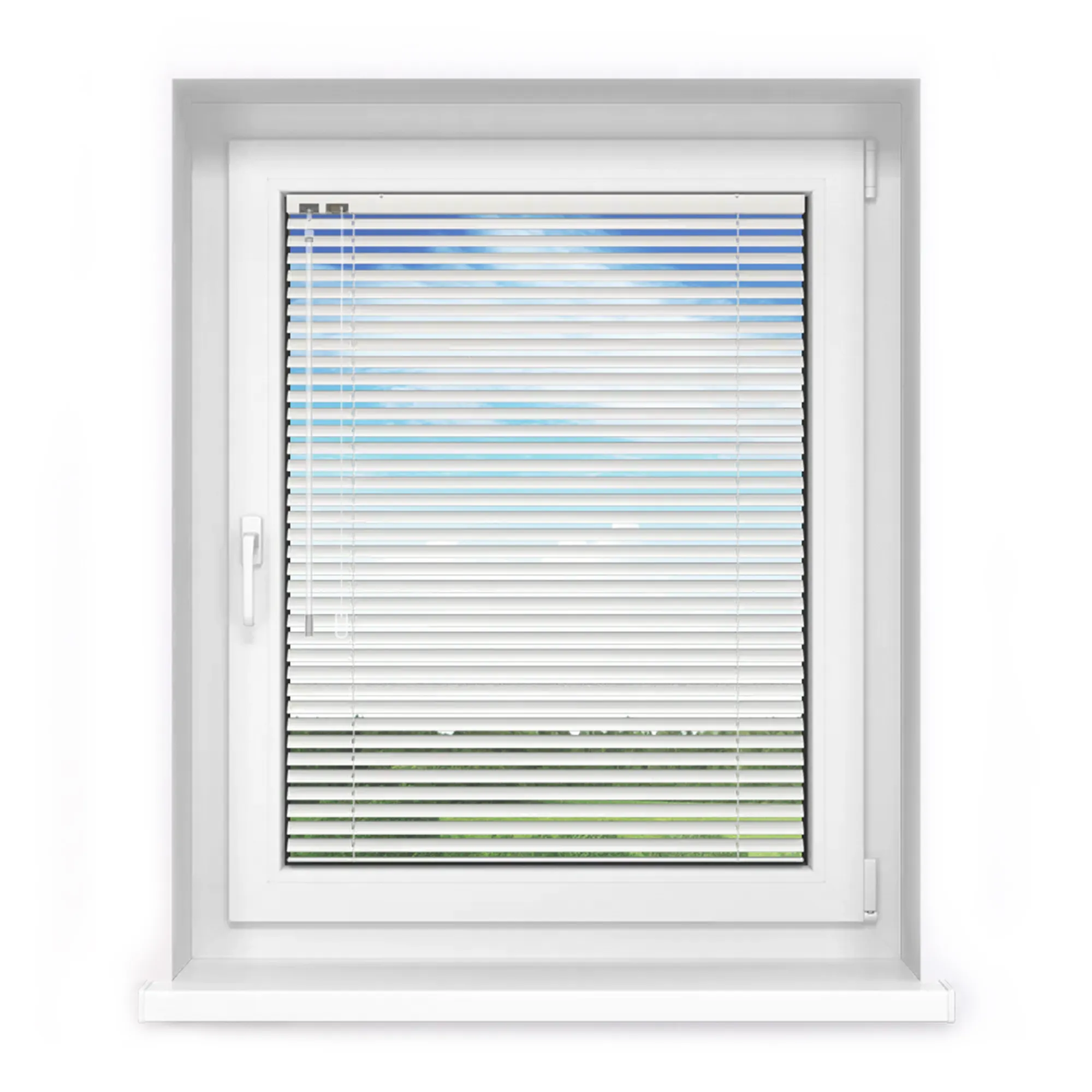 Tenda in alluminio su una finestra per regolare la luce e la privacy