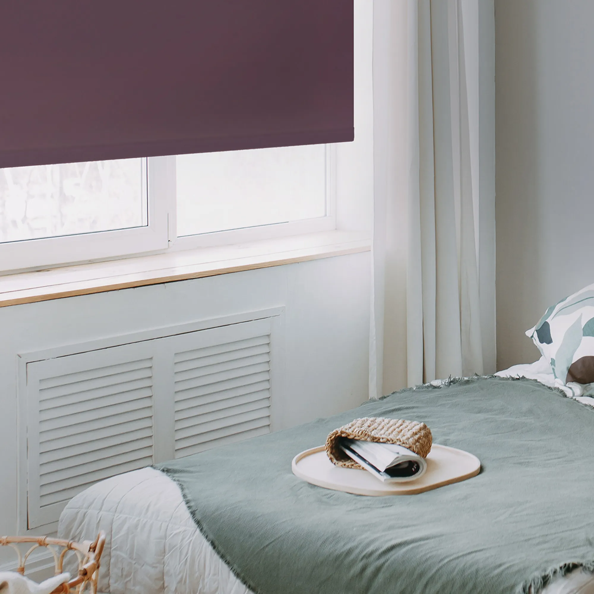 Camera da letto con letto, finestra e rullo a morsetto sullo sfondo