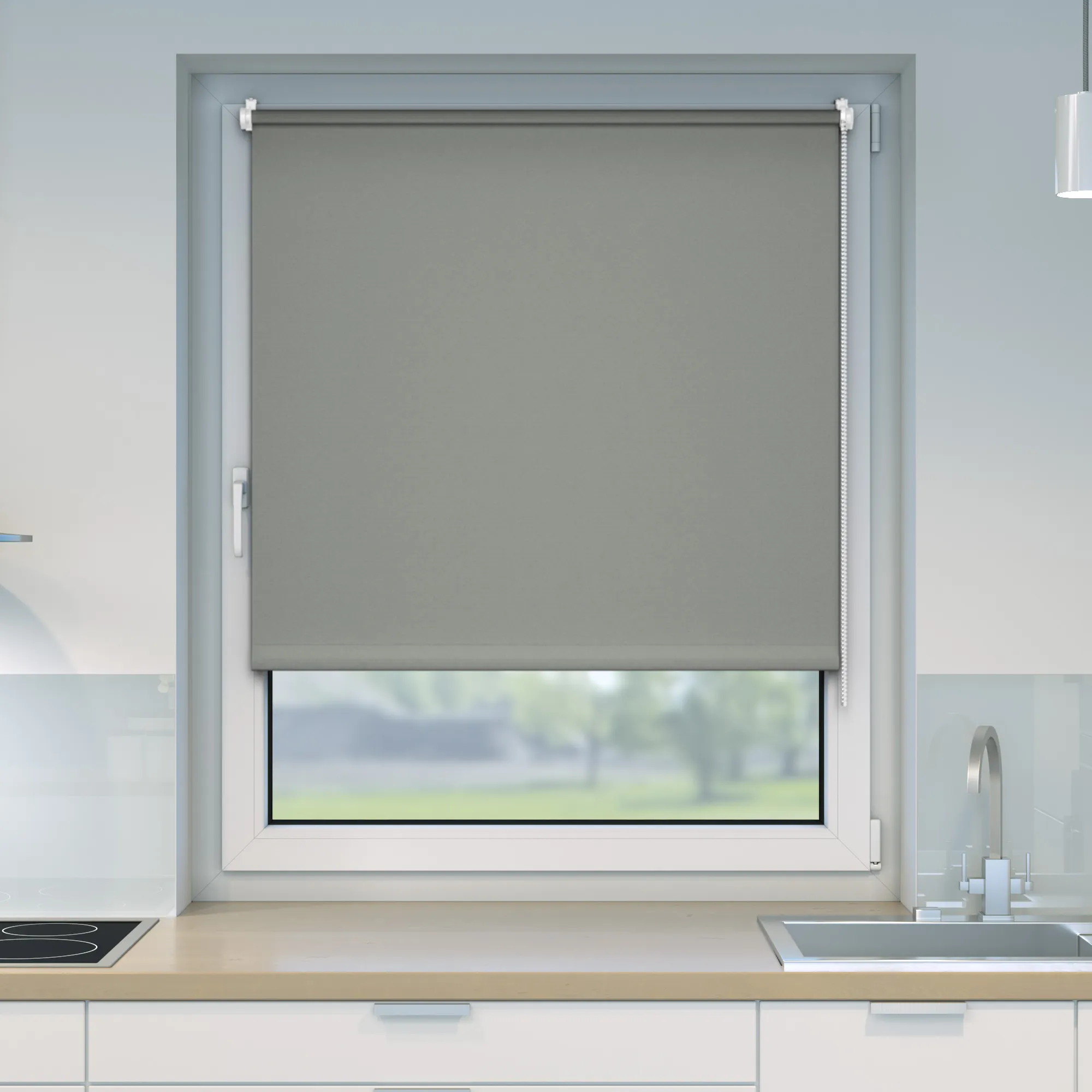 Tenda oscurante a una finestra in una cucina, con catena per alzare e abbassare