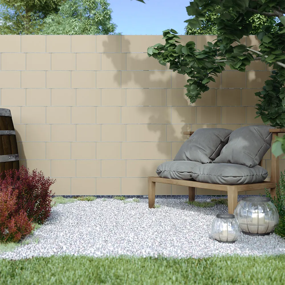 Striscia di protezione in PVC in un giardino con area salotto e piante