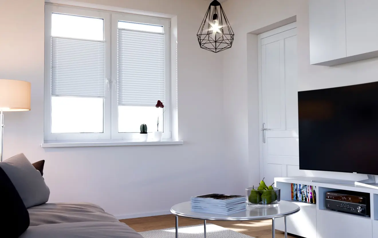 Wohnzimmer mit EasyFix Plissee an Fenster, moderne Einrichtung, Sofa, Tisch, Lampe