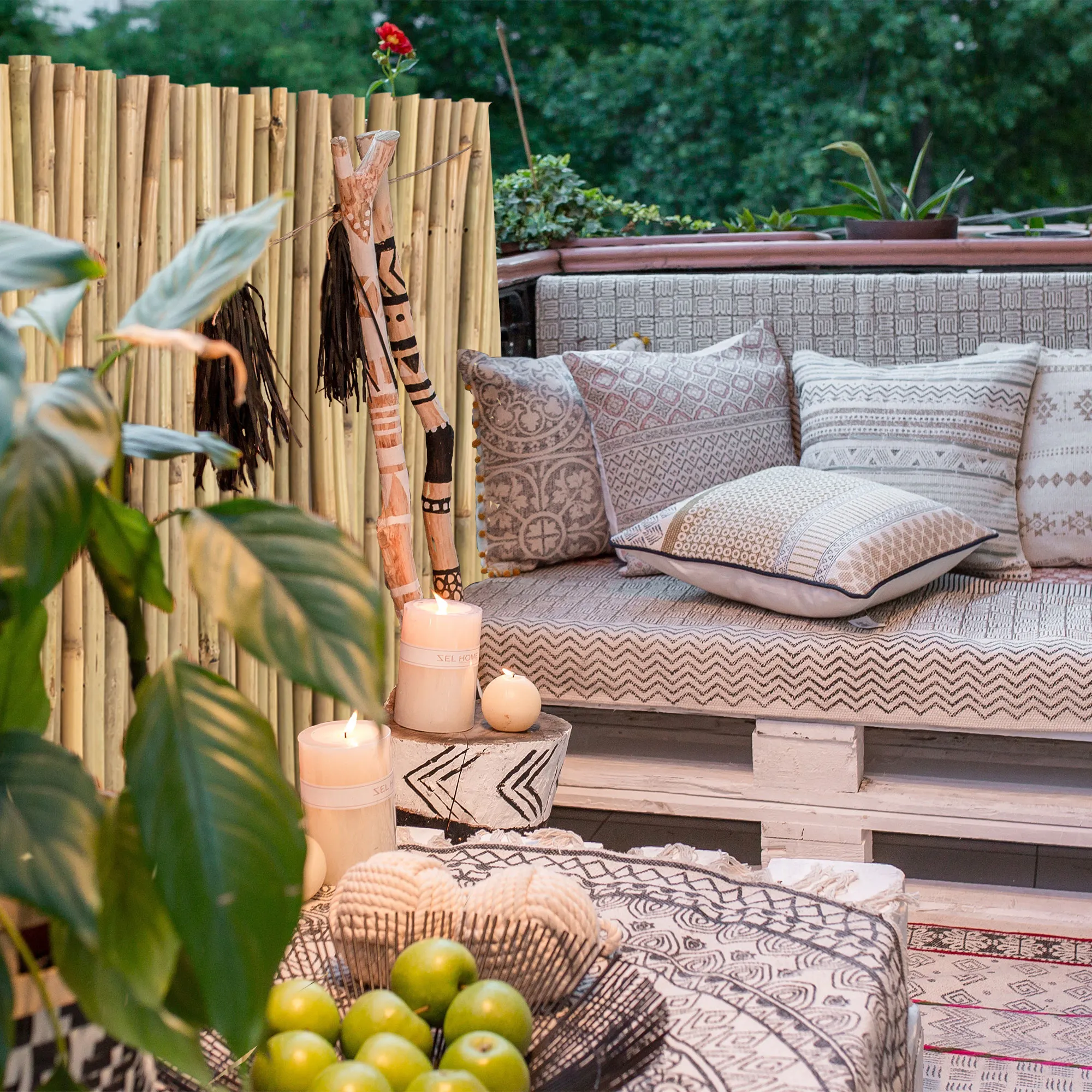 Rete di bambù su terrazza con area salotto e decorazioni all'aperto