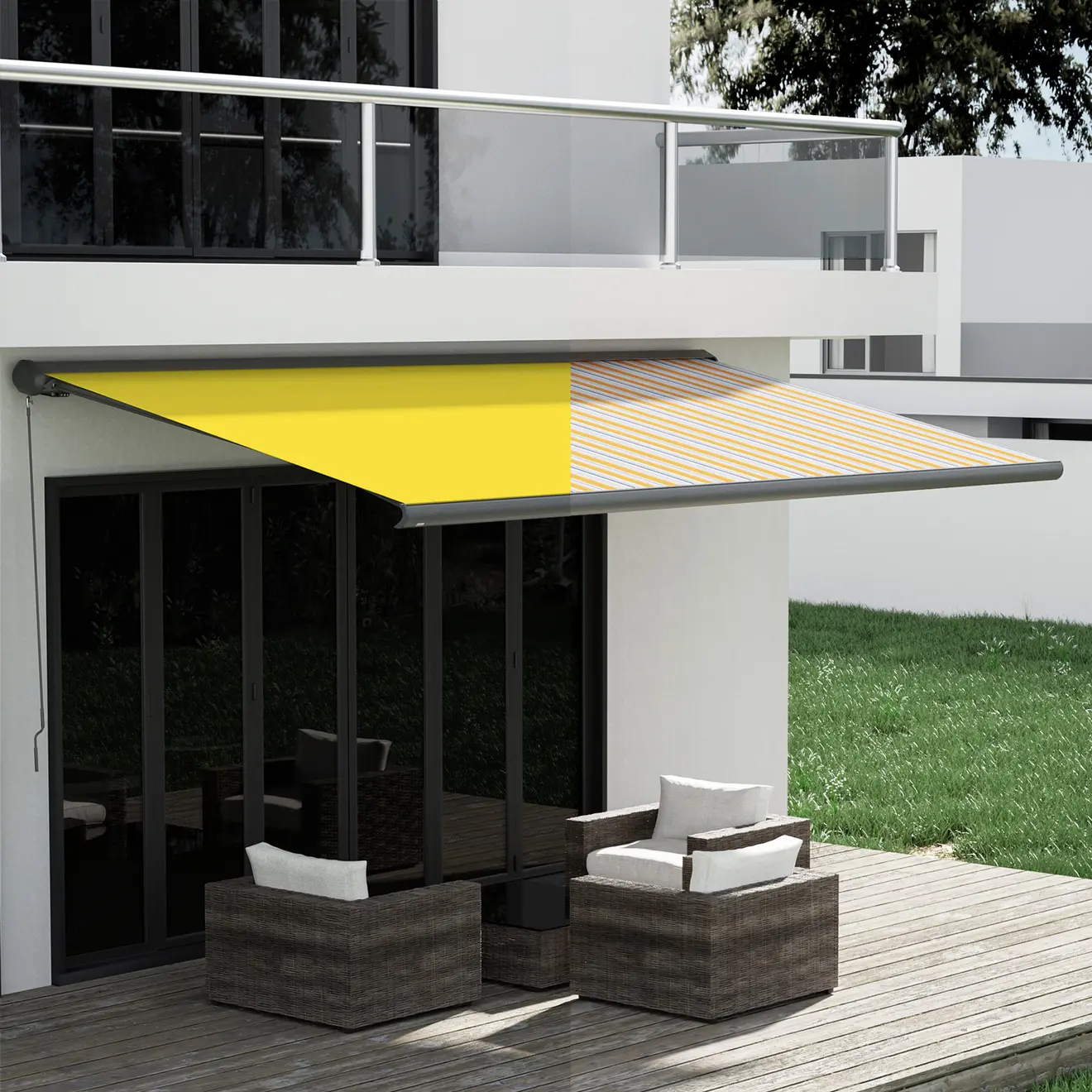 Tenda da sole estesa con tessuto giallo e righe su terrazza di casa moderna