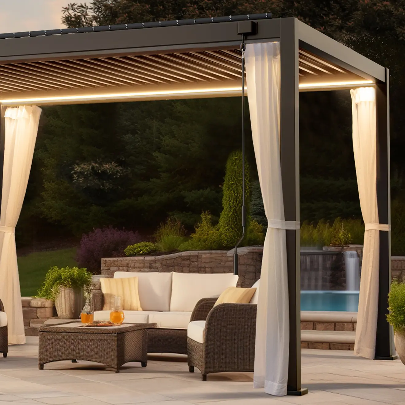 Pergola mit Lamellendach, umgeben von Gartenmöbeln und Pflanzen, im Außenbereich