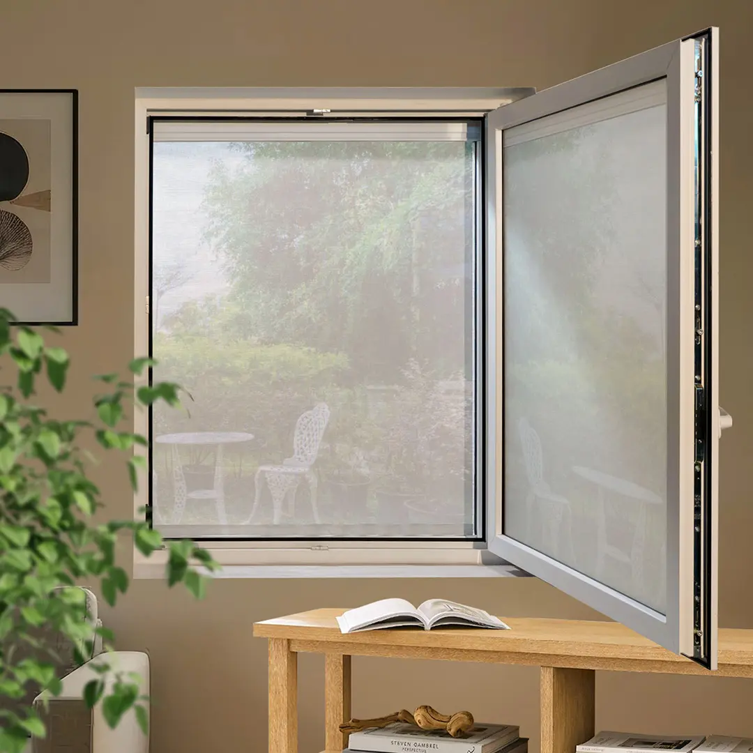 Offenes Fenster mit heruntergelassenem Zip-Screen