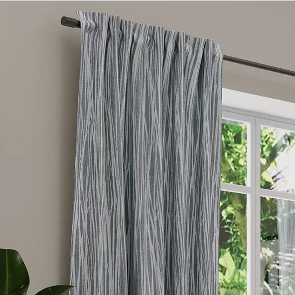 Vorhang mit Linienmuster an einer Stange vor einem Fenster im Raum