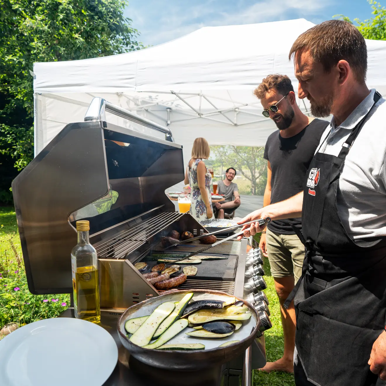 Grillparty im Garten an einem sonnigen Tag