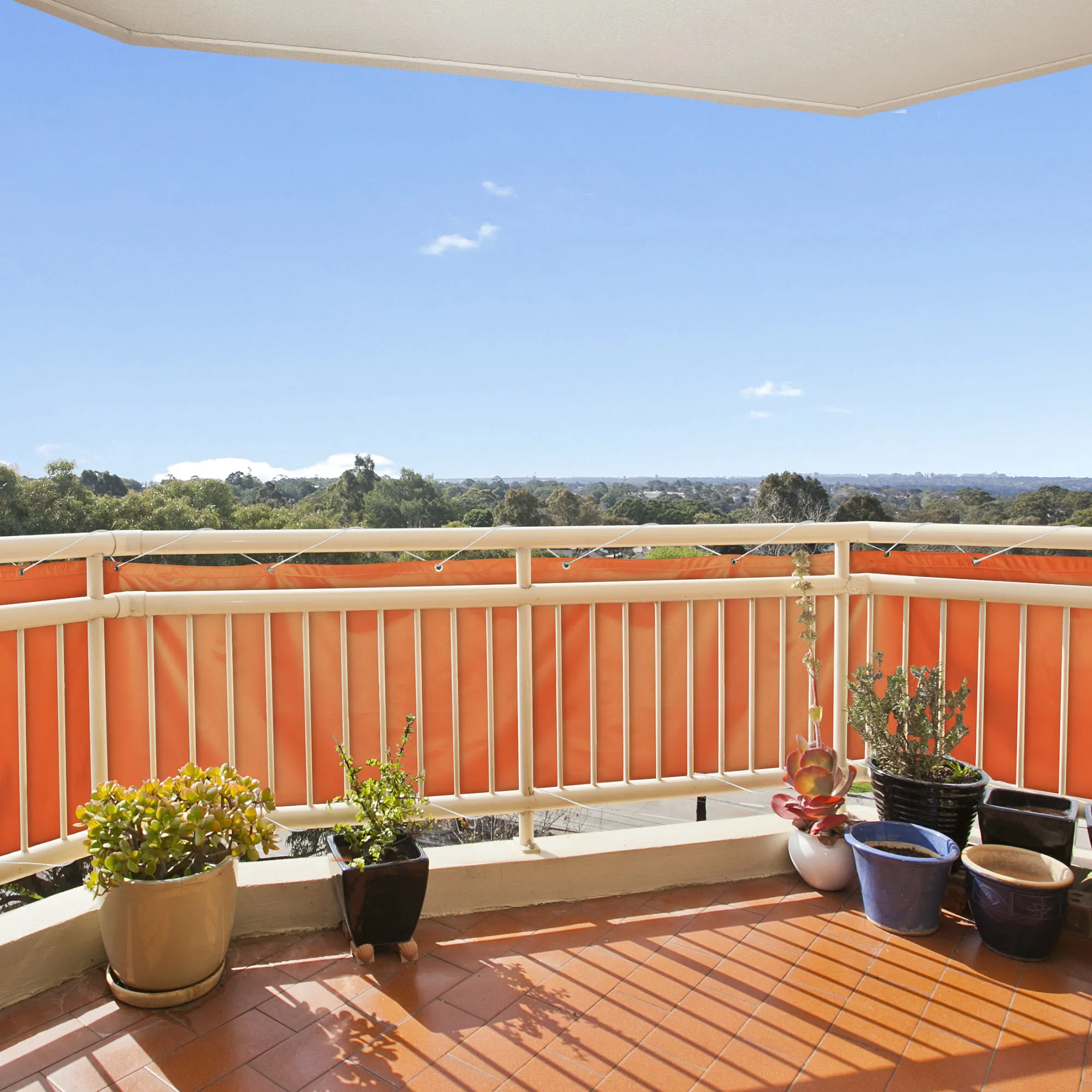 Balcone con rivestimento in poliestere impermeabile e diversi vasi di fiori
