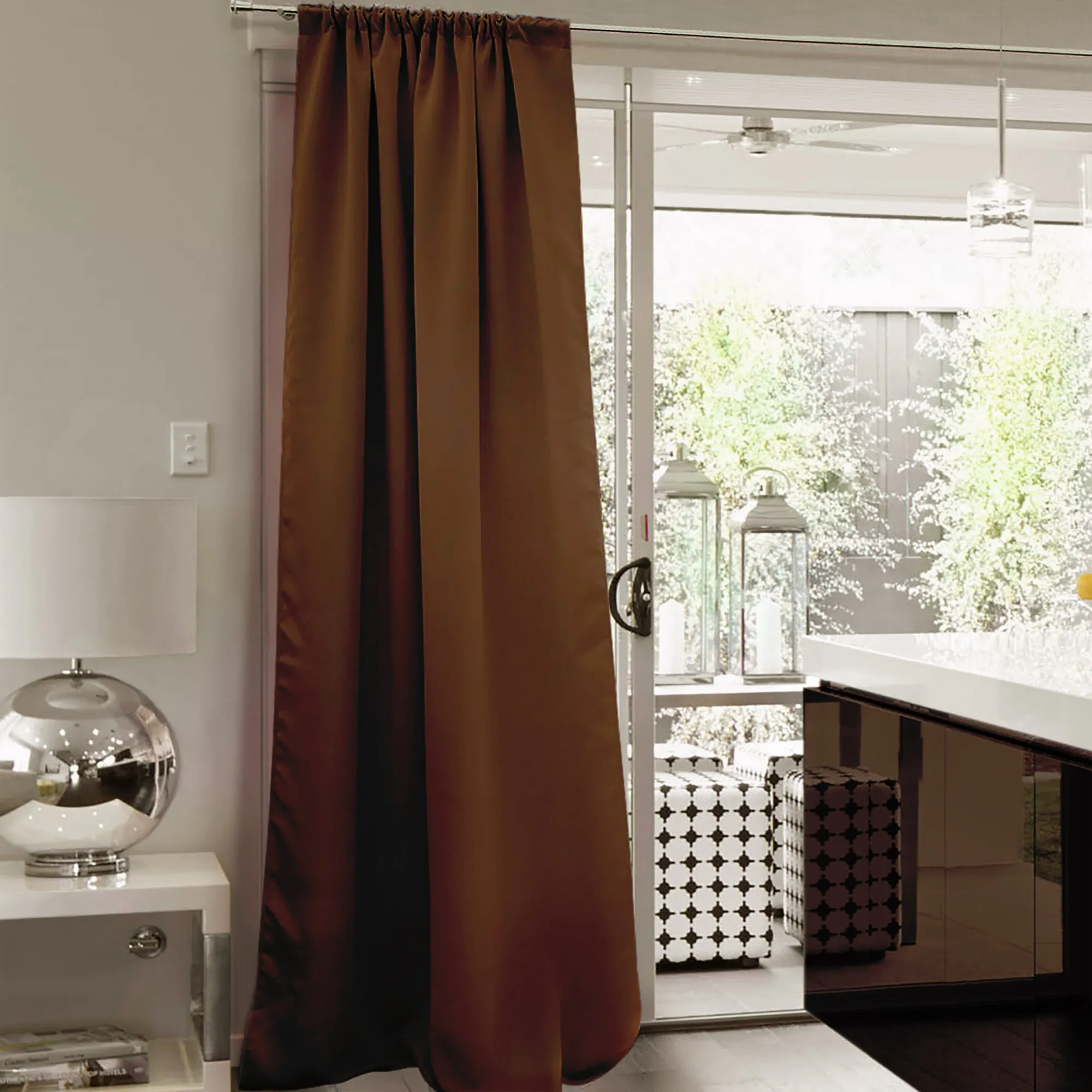 Tenda con arricciatura alla porta del terrazzo in una cucina moderna