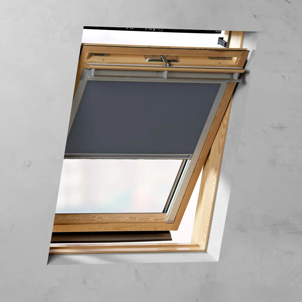 Dachfensterrollo an Fenster montiert4 Rollladenmotoren auf grauem Hintergrund.