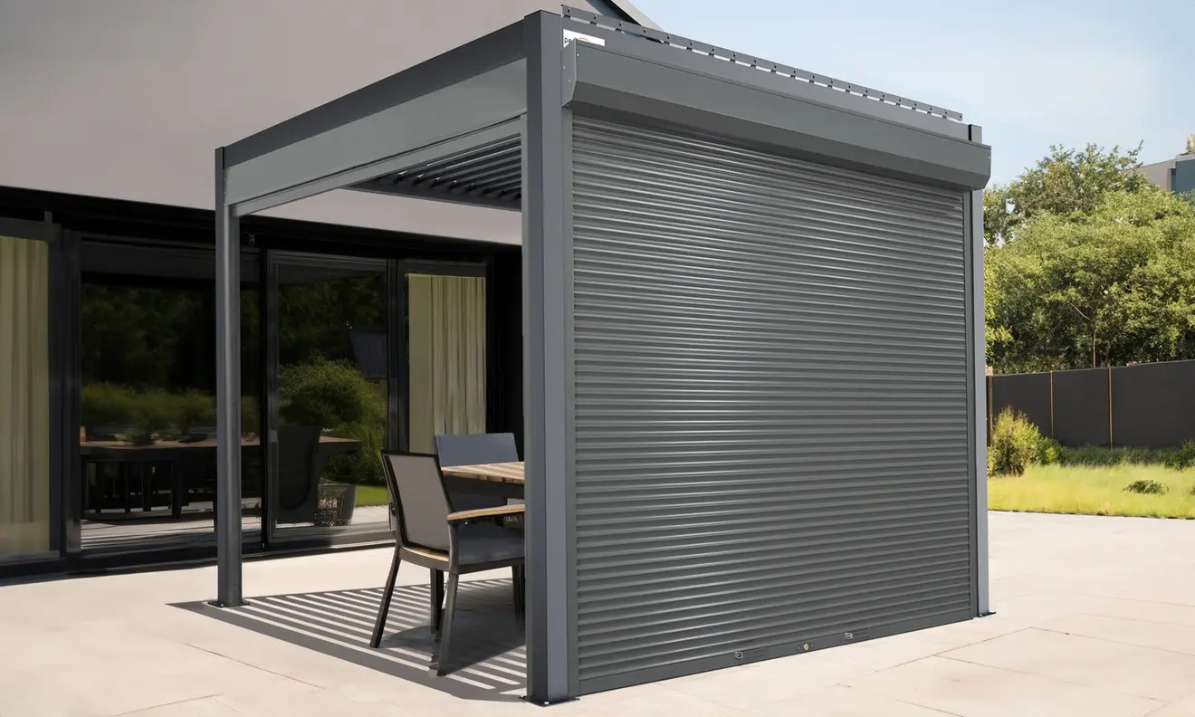 Rollladen für Pergola mit Lamellendach, geschlossen, neben Tisch und Stühlen im Freien