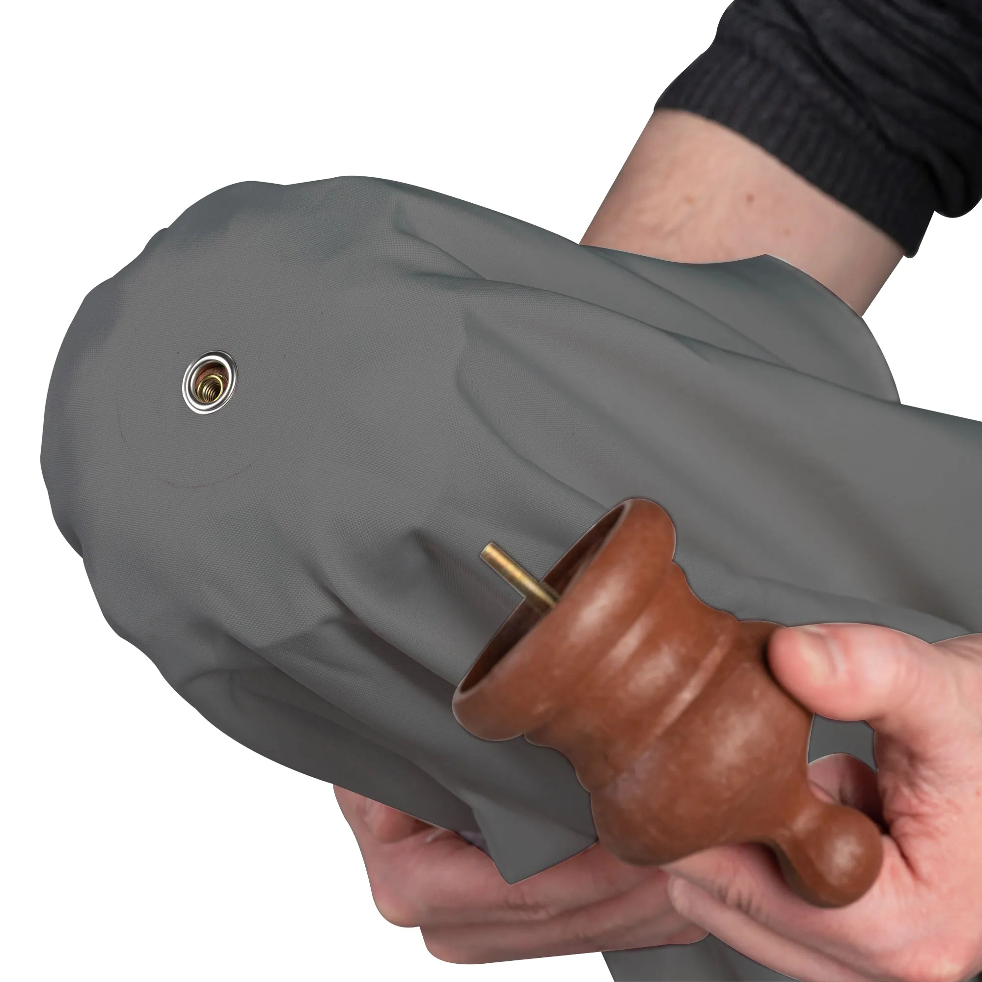 Persona tiene la copertura dell'ombrellone e parte in legno per ombrellone pieghevole