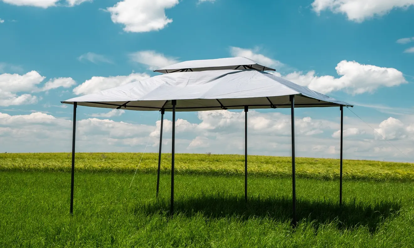 Gartenpavillon mit Dach auf Wiese, geeignet für Outdoor-Veranstaltungen und Schattenplätze