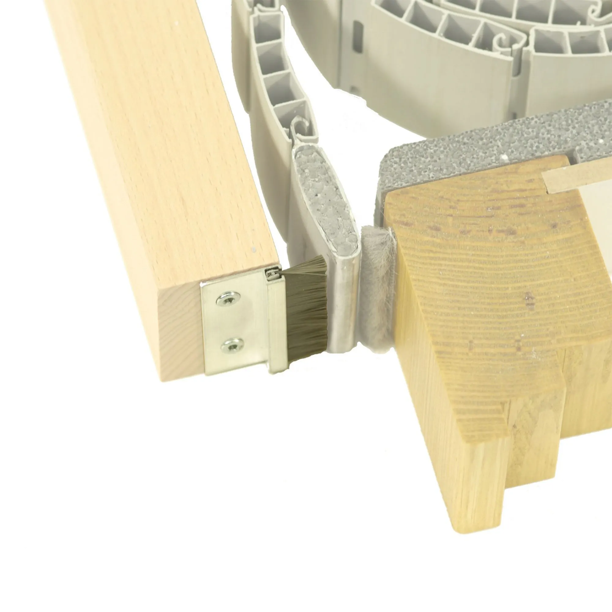 Guarnizione a spazzola con guida in alluminio montata su struttura in legno, mostra la funzione di sigillatura