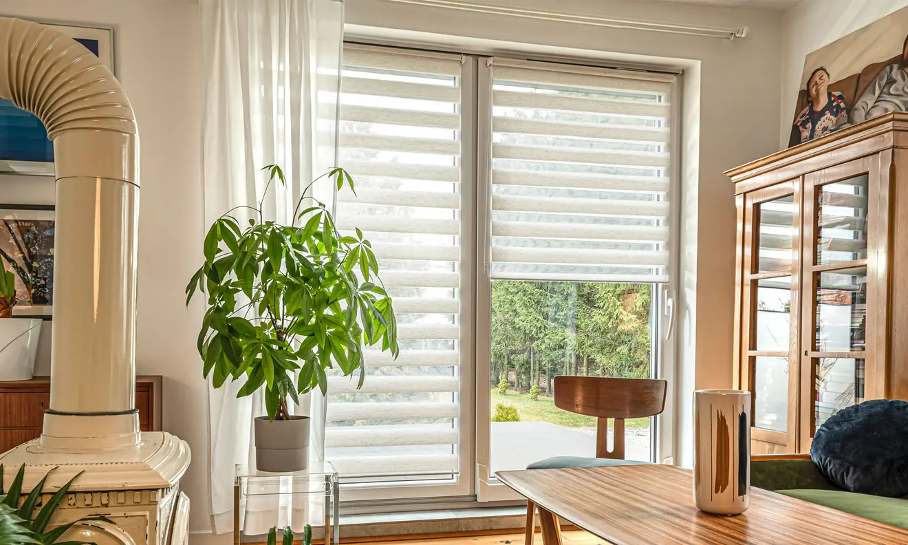 Elektrisches Smart Doppelrollo an Terrassentür in modernem Wohnzimmerumfeld