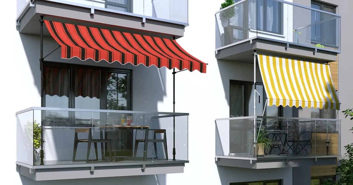 Zwei Balkone mit Klemmmarkisen, die Schatten spenden, jeweils mit Tisch und Stühlen