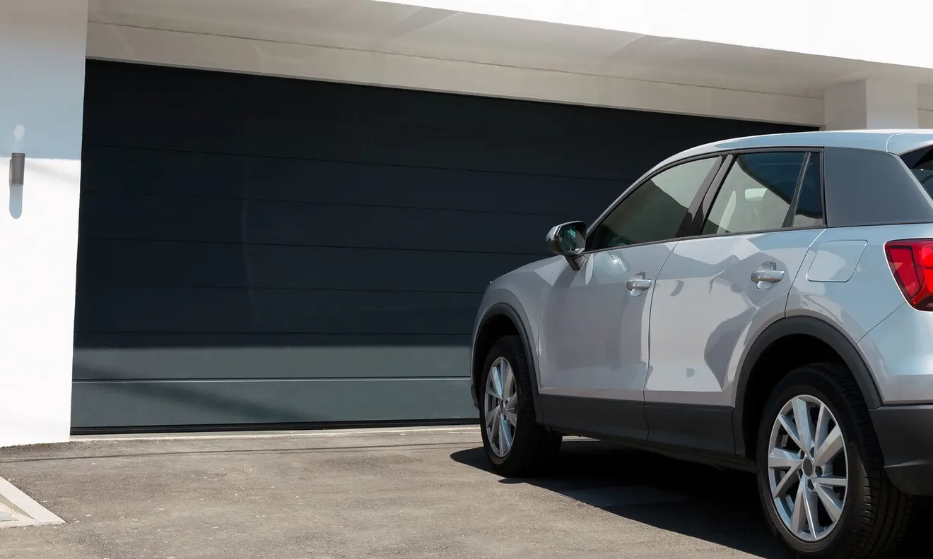 Auto vor geschlossenem Garagentor mit Garagentorantrieb ML