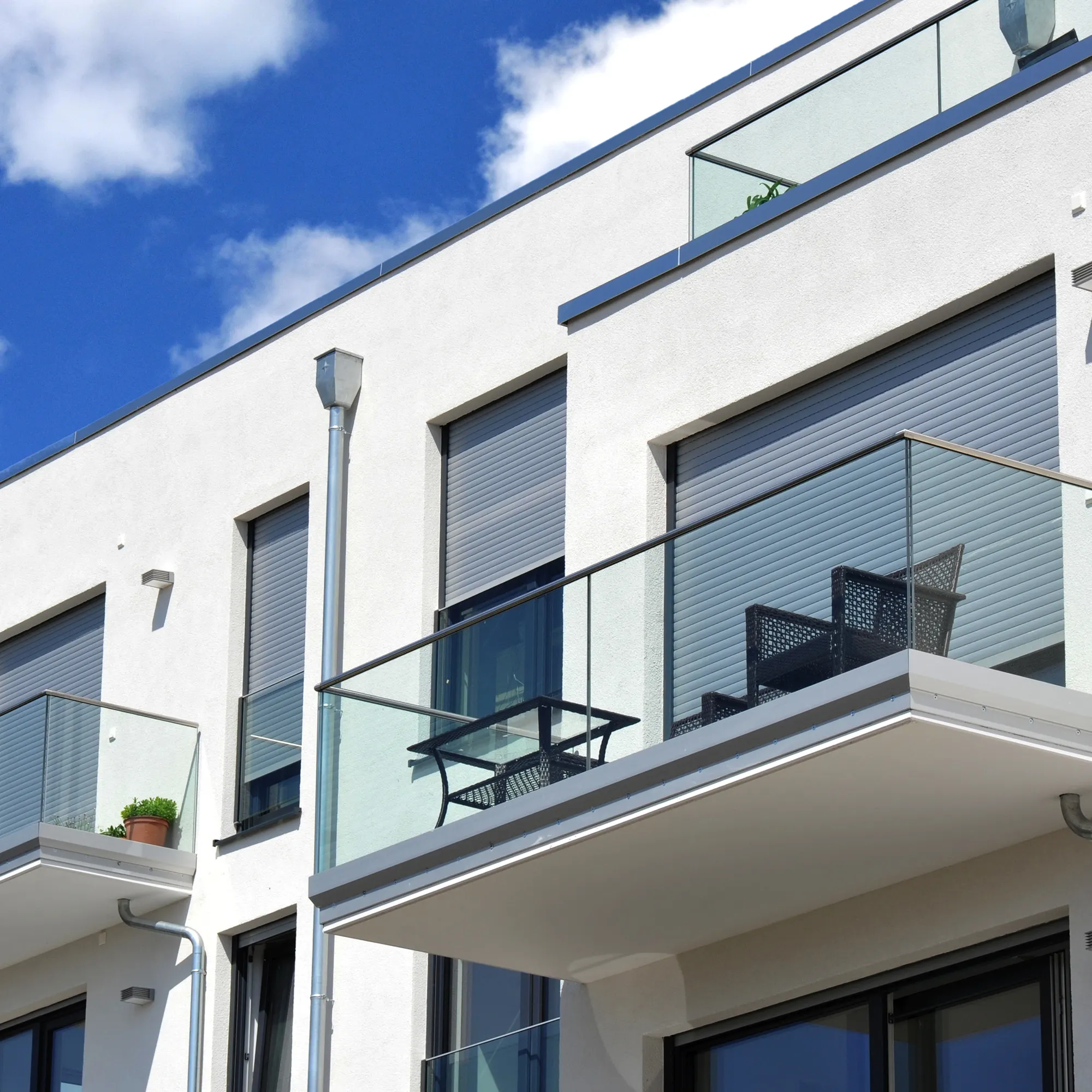 Edifici residenziali moderni con balconi e parapetti in vetro