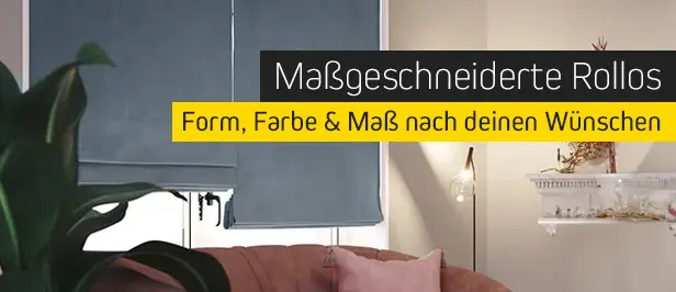Maßgeschneiderte Rollos vor einem Fenster in einem gemütlichen Raum