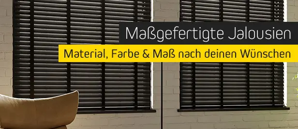Maßgefertigte Jalousien an Fenstern in modernem Raum, Text über Anpassungsoptionen