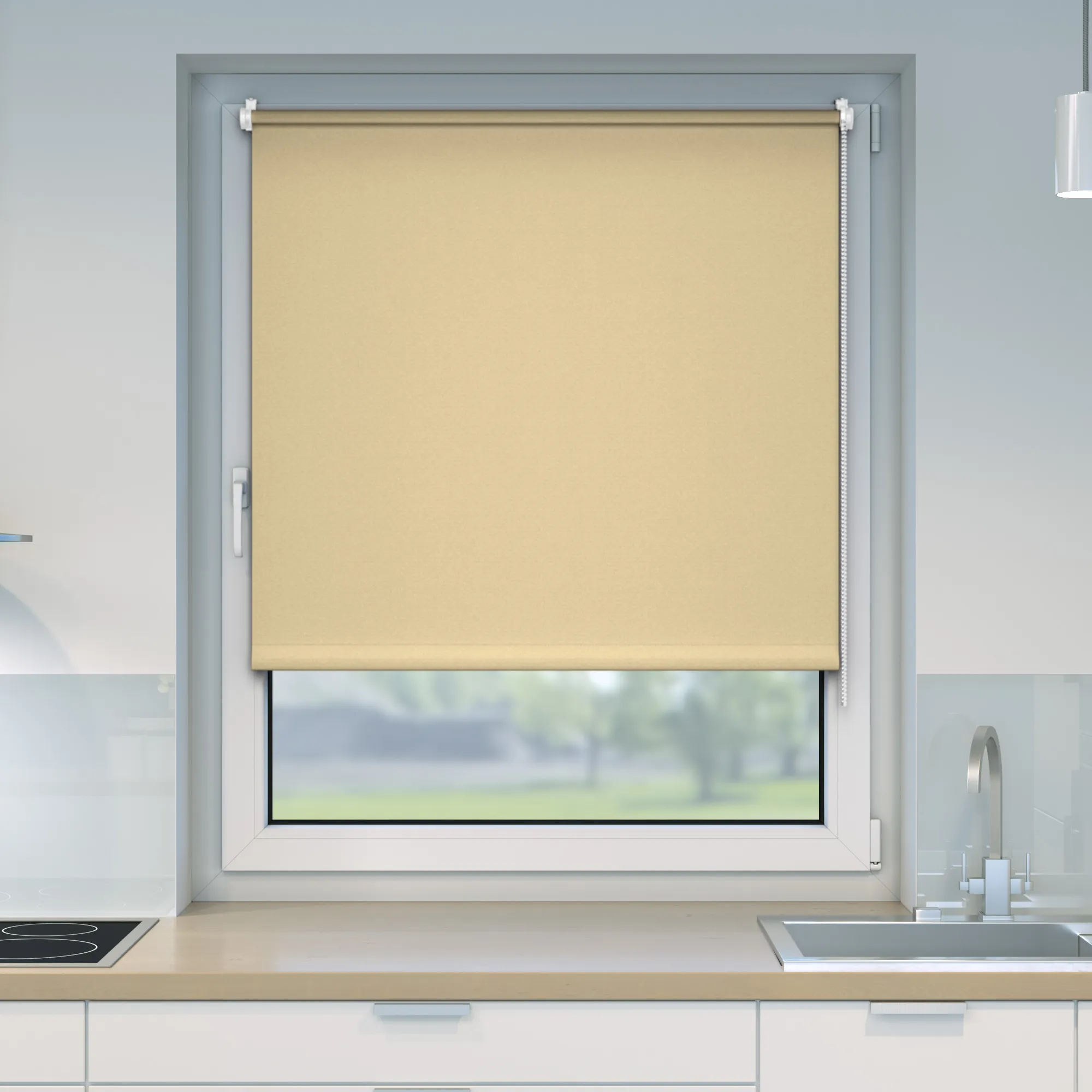 Tenda oscurante a una finestra in una cucina, con catena per alzare e abbassare