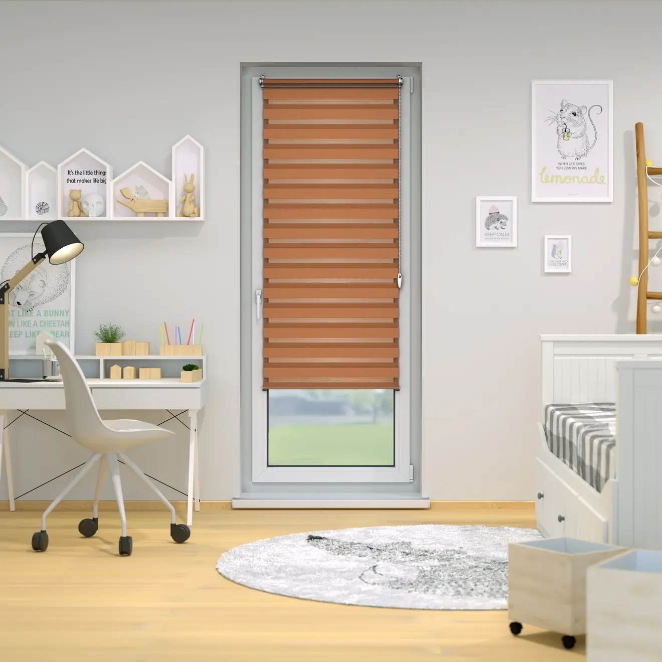 Braunes Doppelrollo im Fenster eines Kinderzimmers
