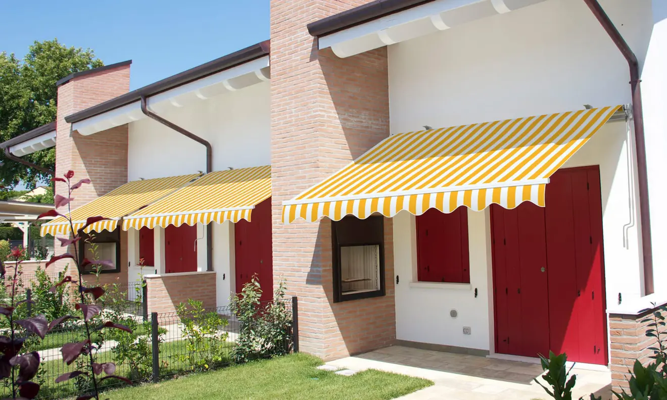 Gelenkarmmarkise Easy an Hausfassade montiert, bietet Sonnenschutz für Fenster und Türen