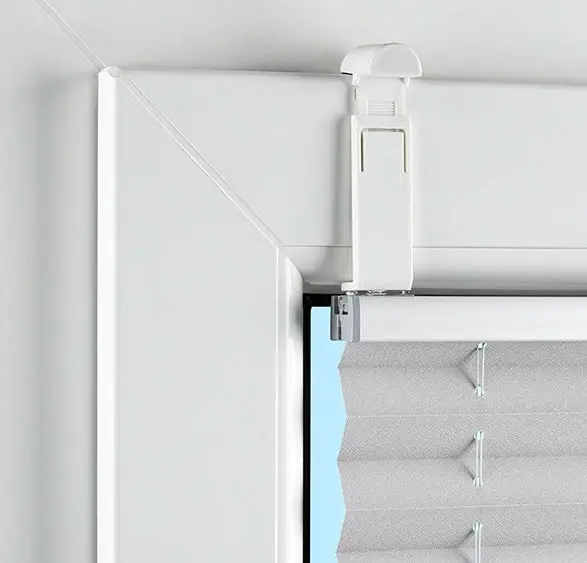 Klemmhalter für Plissees an einem Fensterrahmen befestigt