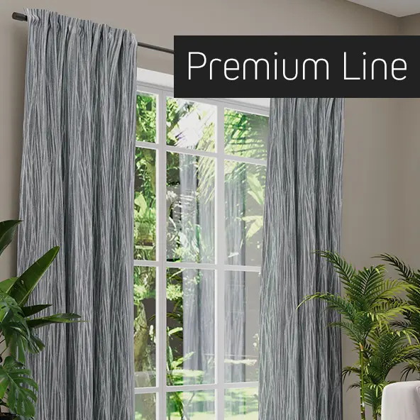 Vorhang vor einem Fenster mit Pflanzen im Hintergrund, Text "Premium Line"