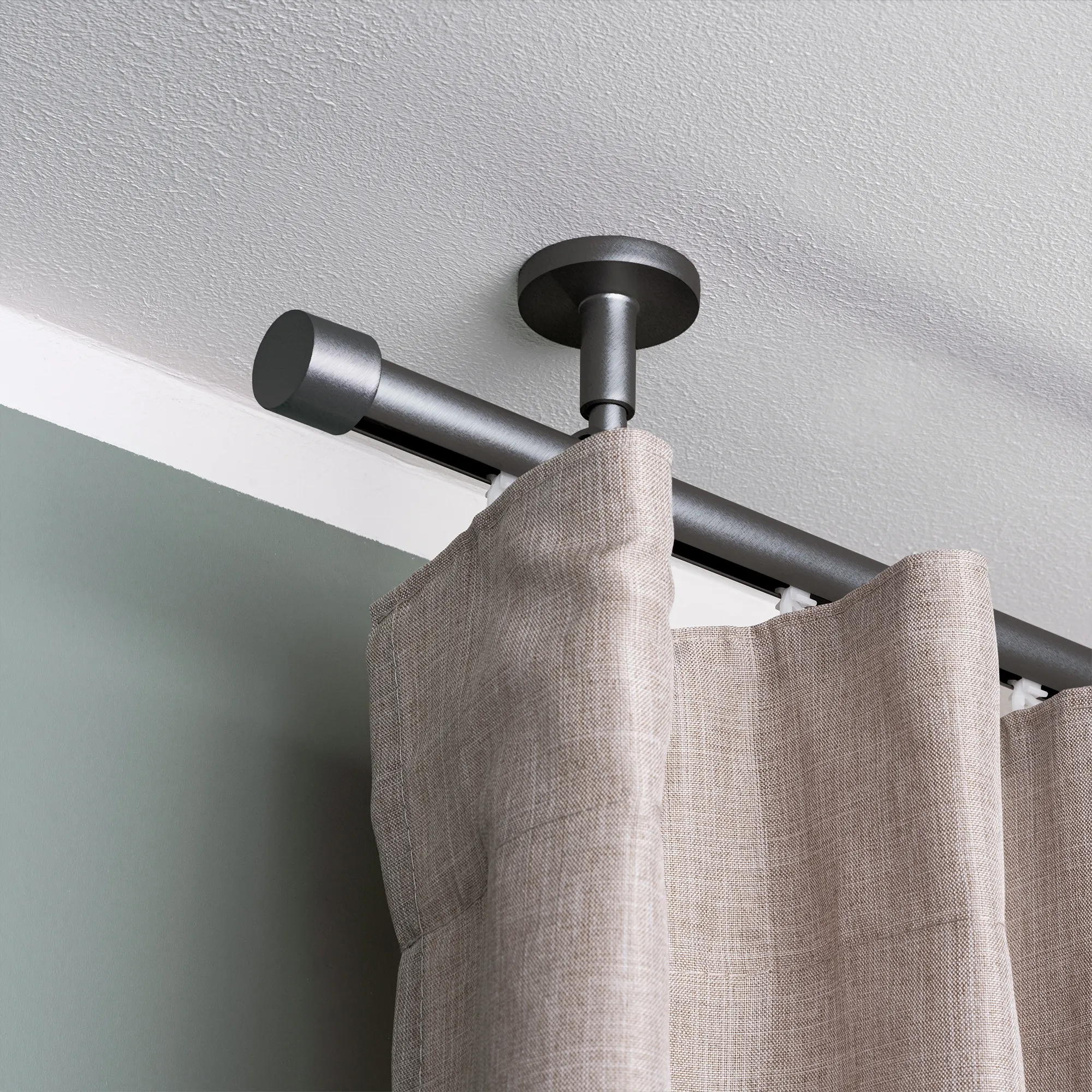 Estremità per asta per tende montata a soffitto con tenda fissata