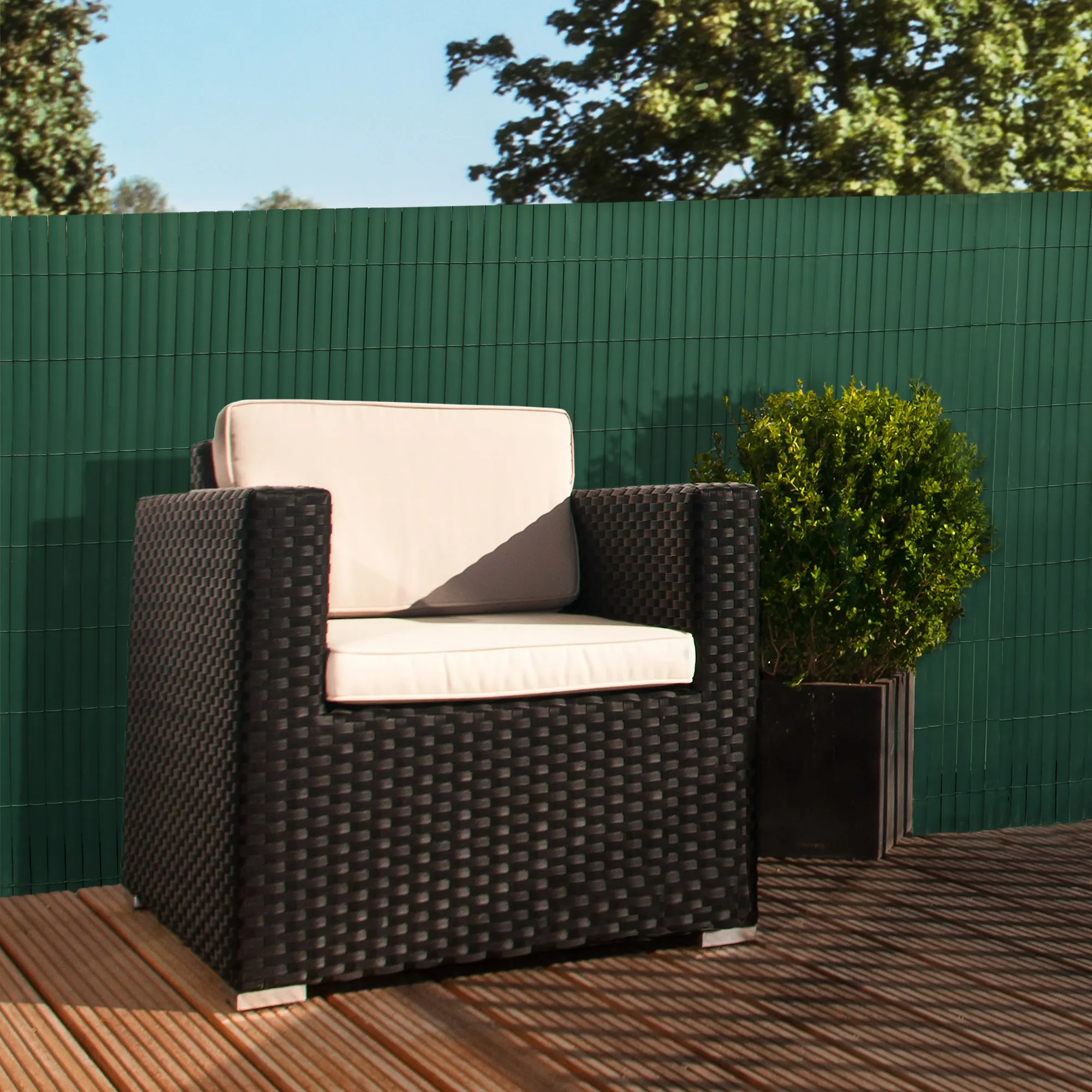 Rete di protezione in PVC su terrazza con sedia e pianta sullo sfondo