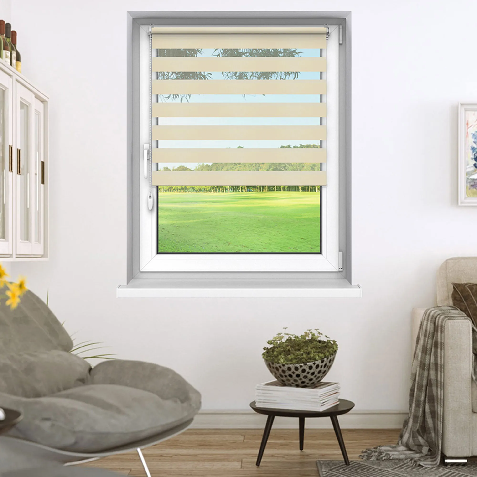 Soggiorno con finestra e doppio rullo, divano, tavolo, decorazioni e quadri sulla parete