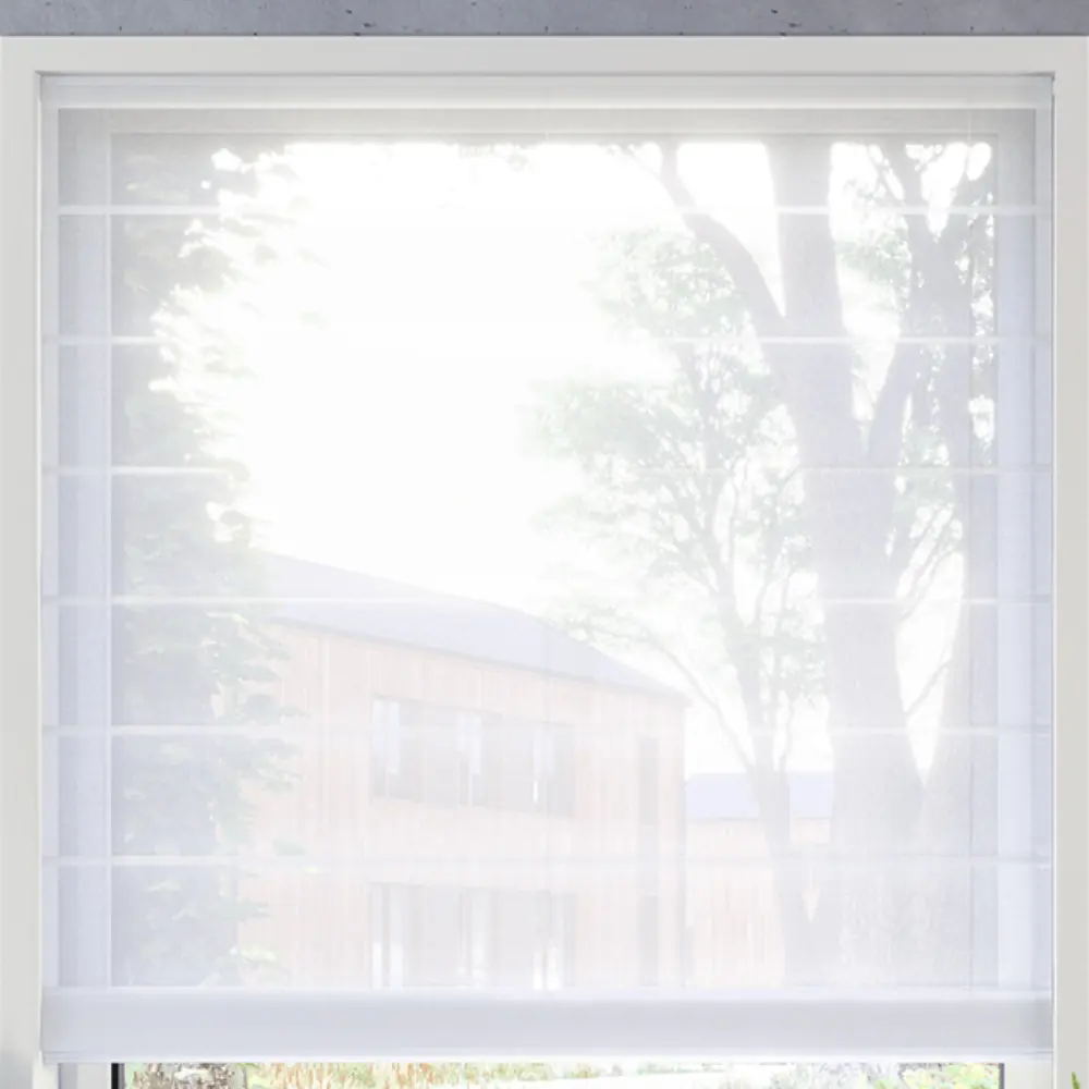 Transparentes Elegance Raffrollo an Fenster montiert