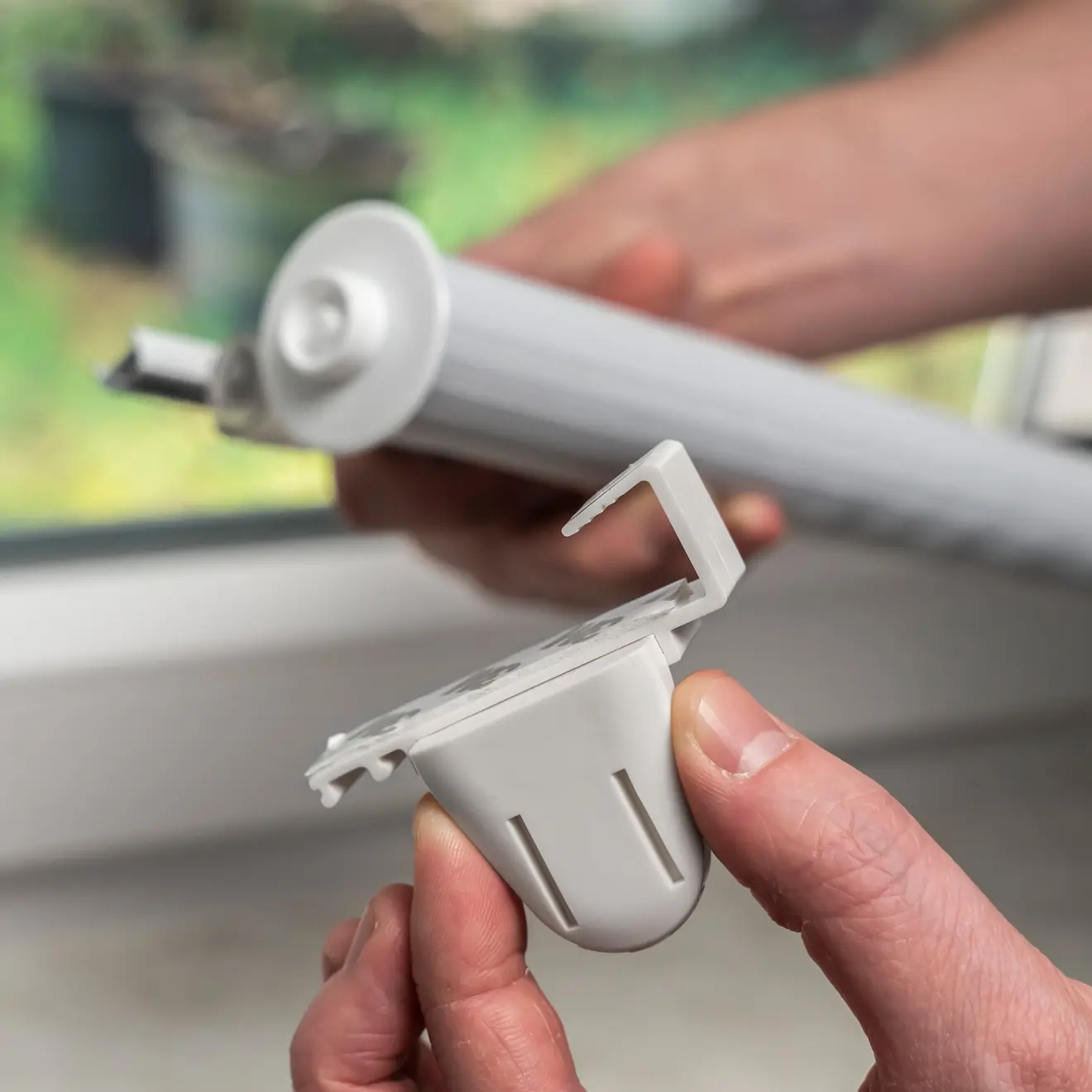 Klemmfix Doppelrollo mit Halterung, Detailansicht der Montage am Fensterrahmen