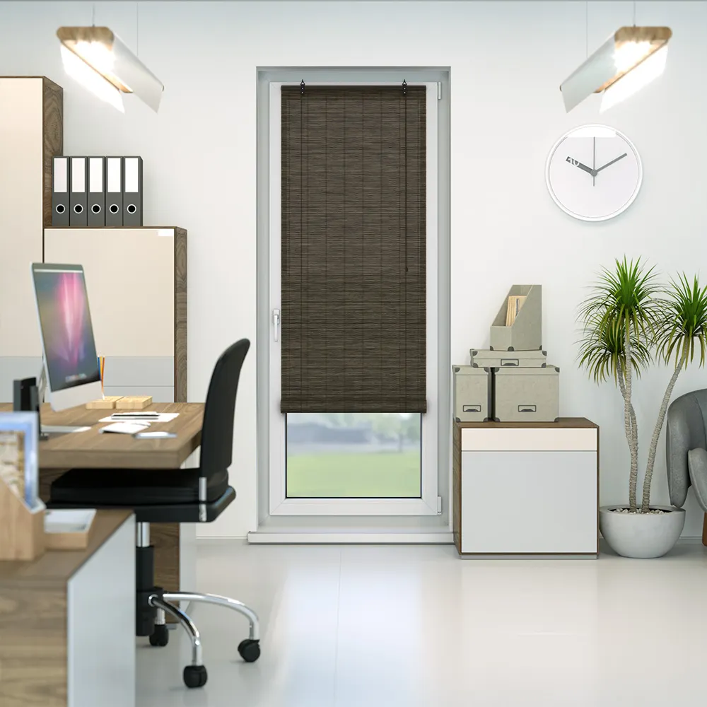 Rullo in bambù su una porta in un ufficio con scrivania e piante sullo sfondo