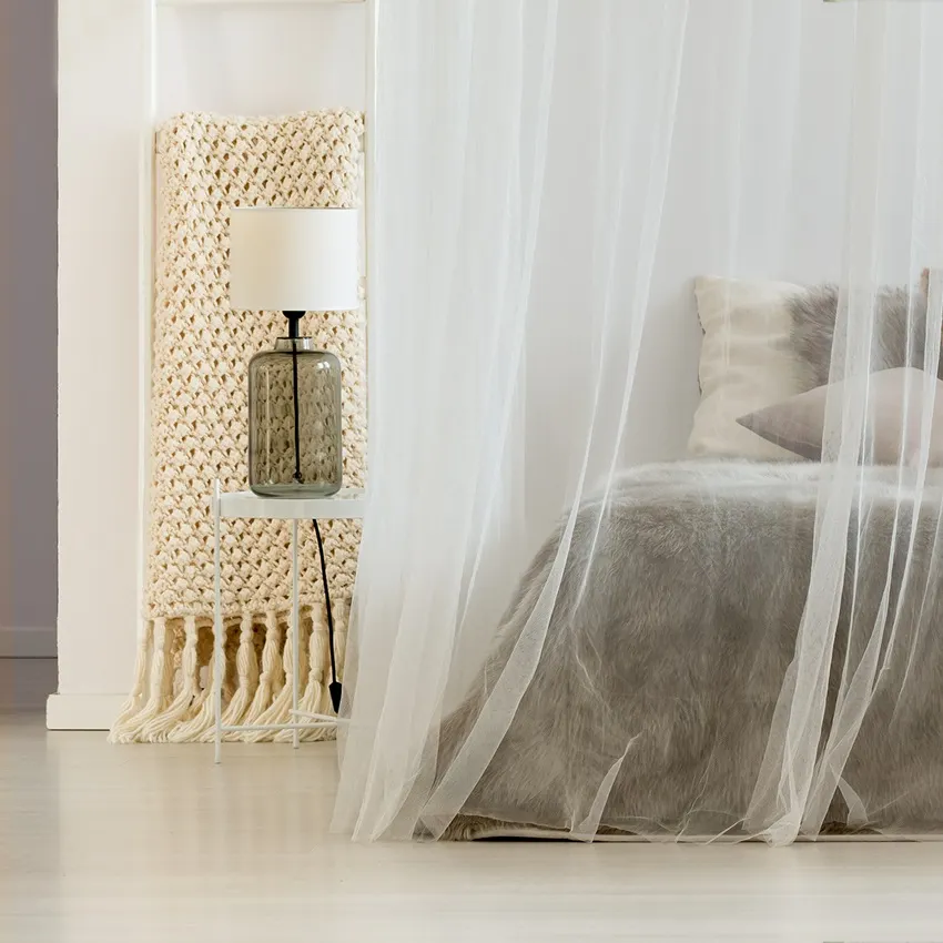 Zanzariera cielo di letto sopra un letto in una camera da letto, decorativa e funzionale