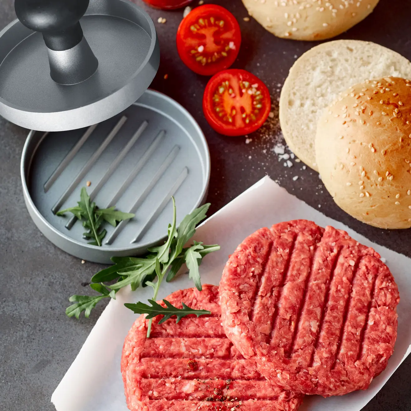 Burgerpresse mit Burgerpattys und Burgerzutaten