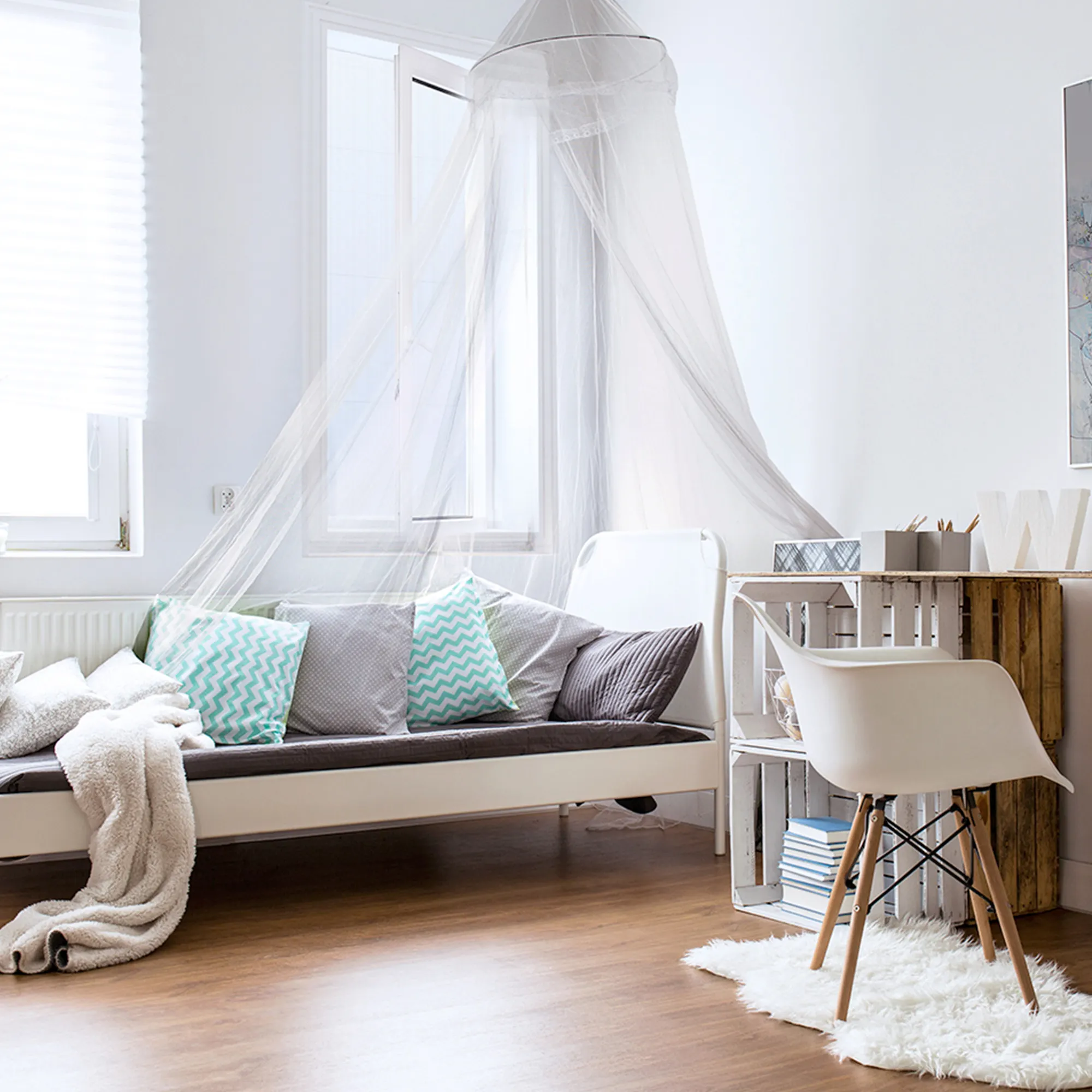 Cielo di letto sopra un letto in una stanza arredato in modo moderno